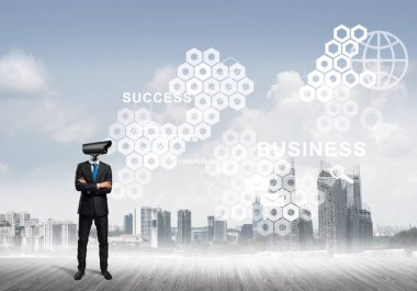 Kamera başlıklı adamla güvenlik ve gizlilik koruması kavramı