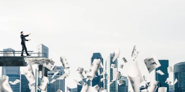 Kağıtları kocaman bir boşluk ile beton köprü üzerinde gizli tehditler ve riskler sembolü olarak uçan arasında blindfolded yürüyüş iş adamı. Cityscape görünümü arka plan üzerinde. 3D render.
