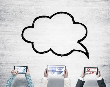 Ellerinde cihazlar bulunan bir grup insan, iletişim ve ağın sembolü olarak birlikte çalışıyor.