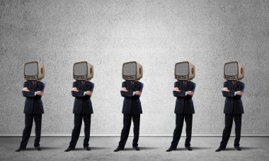 Kafası yerine eski televizyonu olan iş adamları..