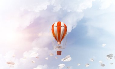 Kağıt uçakların arasında ve mavi bulutlu gökyüzünde renkli bir aerostat uçuyor. 3B görüntüleme.