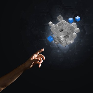 Yeniliğin sembolü olarak insan eli küp figürüne yakın olmak. Karışık ortam.