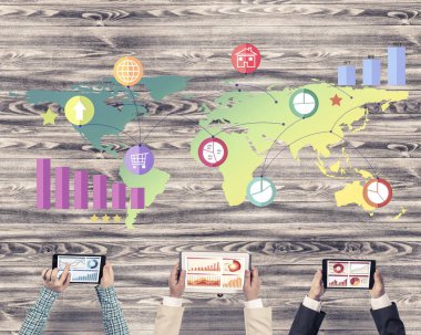 Masada oturan ve alet kullanan iş adamlarının en iyi görüntüsü.