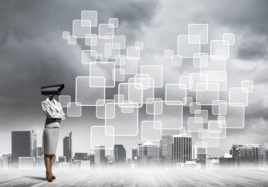 Ekranda baş ve medya kullanıcı arayüzü yerine kameralı iş kadını