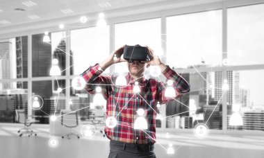 Sanal gerçeklik kulaklık veya bağlantı arka plan üzerinde 3d gözlük ile genç adam. Karışık teknik