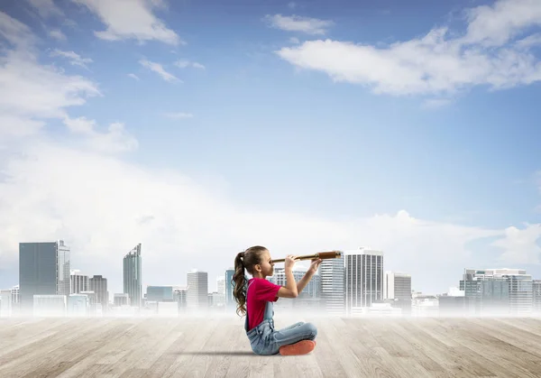 Conceito de infância feliz descuidada com menina sonhando com o futuro — Fotografia de Stock