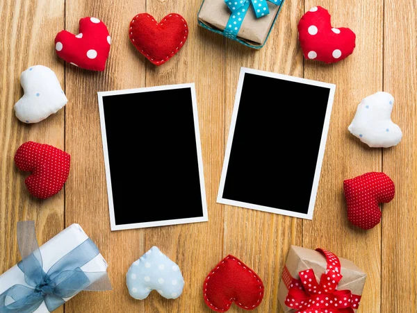 Lege Instant Foto Liefde Harten Houten Tafel Achtergrond — Stockfoto