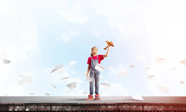 Симпатичная Счастливая Девочка Вершине Здания Играет Моделью Ретро Самолета — стоковое фото