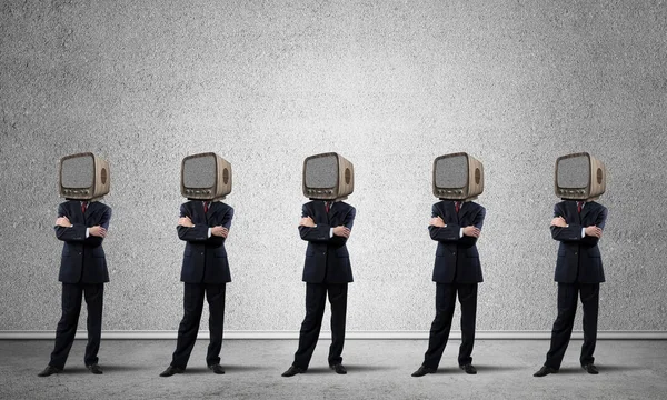 Empresarios con TV vieja en lugar de cabeza. — Foto de Stock