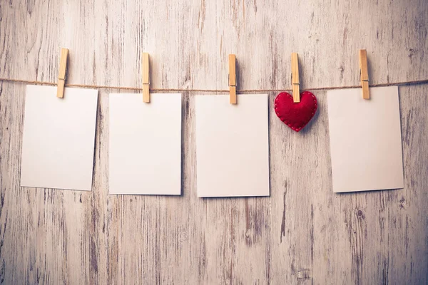 Blanco Vellen Papier Vastgemaakt Aan Een Touw Houten Achtergrond — Stockfoto