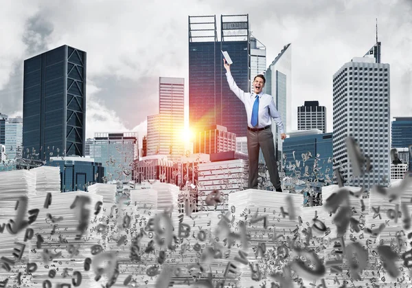 Empresario Manteniendo Mano Con Libro Mientras Está Pie Entre Las — Foto de Stock