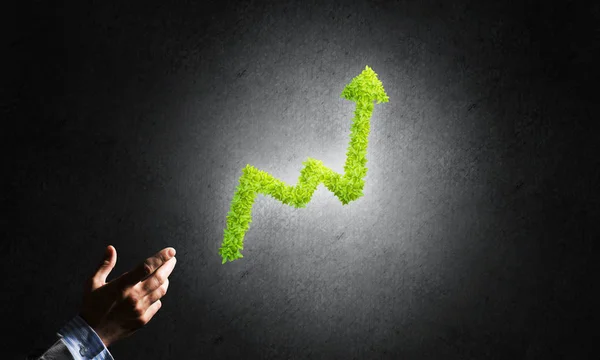 Fechar Mão Homem Negócios Gráfico Crescimento Verde Como Símbolo Progresso — Fotografia de Stock