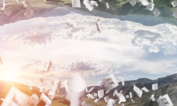 两个自然世界的抽象图像 位于飞行文件之间 在天空背景下相互颠倒 背景与 Copyspace — 图库照片