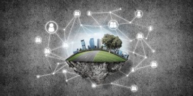 Beton zemin üzerinde çimen ve şehir manzarası olan güzel küçük bir ada.