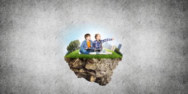 ECO konsepti yüzen ada ve üzerinde kitap oturan çocuklar.