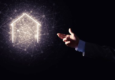 İşadamı el parlayan ev simgesini veya simge sunulması