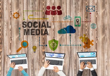 Ellerinde cihazlar bulunan üç kişilik bir grup iletişim ve ağ oluşturma sembolü olarak birlikte çalışıyor.