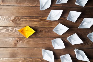 Tahta masadaki origami tekneleri.