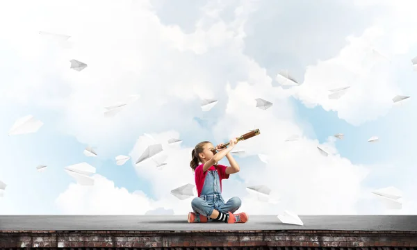 Conceito de infância feliz descuidada com a menina explorando este mundo — Fotografia de Stock