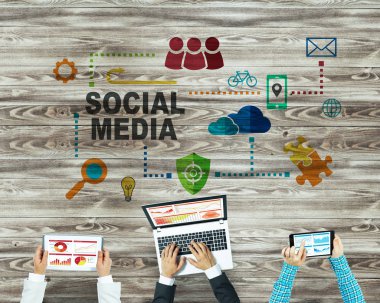 Ellerinde cihazlar bulunan üç kişilik bir grup iletişim ve ağ oluşturma sembolü olarak birlikte çalışıyor.