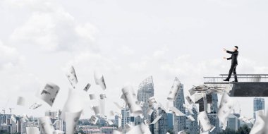 Kağıtları kocaman bir boşluk ile beton köprü üzerinde gizli tehditler ve riskler sembolü olarak uçan arasında blindfolded yürüyüş iş adamı. Cityscape görünümü arka plan üzerinde. 3D render.