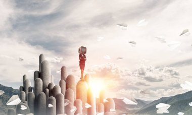 Duran üst kısmında taş sütunlar arasında kağıt uçaklar güzel manzara ile arka plan üzerinde uçan iş kadını kıyafetli kafa silah tutmak yerine eski bir Tv ile geçti. 3D render.