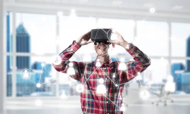 Sanal gerçeklik kulaklık veya bağlantı arka plan üzerinde 3d gözlük ile genç adam. Karışık teknik