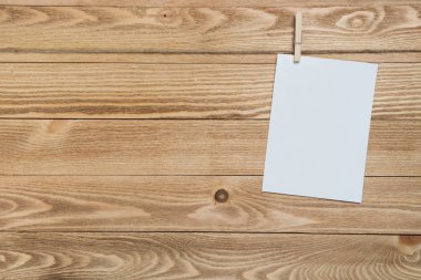 İpe asılı metin için boş kağıt sayfası