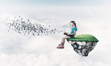 Gökyüzü adasında yüzen tatlı gülümseyen genç kız kitap okuyor.