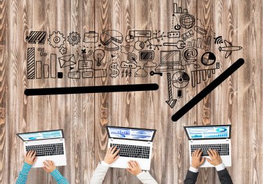 Ellerinde cihazlar bulunan bir grup insan, iletişim ve ağın sembolü olarak birlikte çalışıyor.