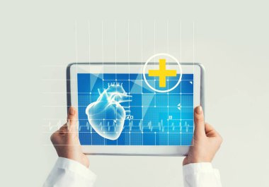 Tablet bilgisayarla çalışan kadın doktorların ellerini kapat