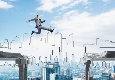 Zorlukların üstesinden sembolü olarak beton köprü boşluğu üstünden atlayarak iş adamı. Cityscape arka plan üzerinde. 3D render.