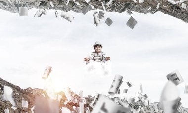 Genç küçük çocuk gözleri koruma kapalı ve seyir bulut kağıtları uçan arasında ve doğa dünyalar arasında üzerinde meditasyon sırasında konsantre.