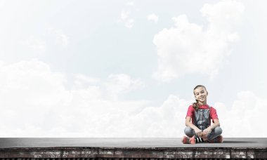 Dikkatsiz mutlu çocukluk kavramını okul çağındaki SMIL kızla