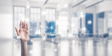 Ekranda iş kadını el ele tutuşması konseptini kapat