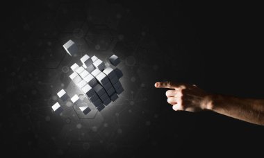 Yeniliğin sembolü olarak insan eli küp figürüne yakın olmak. Karışık ortam.