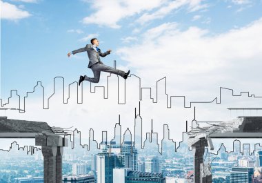 Zorlukların üstesinden sembolü olarak beton köprü boşluğu üstünden atlayarak iş adamı. Cityscape arka plan üzerinde. 3D render.