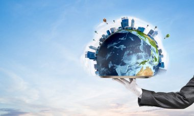 Garson kızın elinde beyaz eldiven dünya küre ile bulutlu gökyüzü arka plan üzerinde metal tepsi üzerinde sunma kırpılmış görüntü. 3D render. Bu görüntü unsurları Nasa tarafından döşenmiştir.