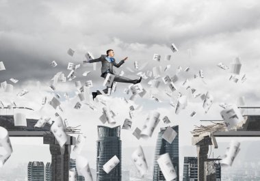 Kağıt belgeleri beton köprü zorluklar üstesinden sembolü olarak uçan ile gap üstünden atlayarak iş adamı. Cityscape arka plan üzerinde. 3D render.