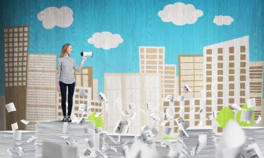 Casual giyim ayakta hoparlör belgelerle el uçan arasında ve arka plan üzerinde kabataslak cityscape manzaralı kadında. Karışık teknik.