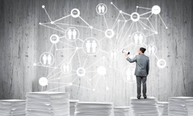 Megafon ile ayakta işadamı.