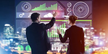 Arka ayakta ve sanal ekran ile birlikte çalışan iki iş adamları