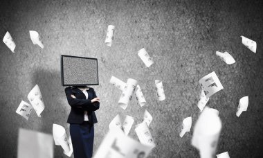İş kadını kafasına silah tutmak yerine TV elbiseli duran kağıtları uçan arasında ve gri karanlık Duvar ile arka plan üzerinde çarpı işareti.
