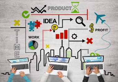 Ellerinde cihazlar bulunan üç kişilik bir grup iletişim ve ağ oluşturma sembolü olarak birlikte çalışıyor.