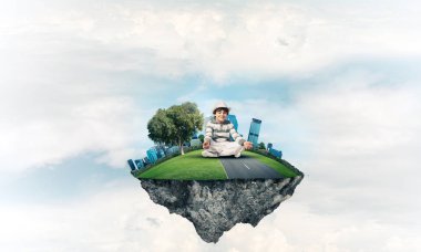 Genç küçük çocuk gözleri kapalı ve Island Hava bulutlu gökyüzü ile arka plan üzerinde uçan üzerinde meditasyon sırasında konsantre seyir tutmak. 3D render.