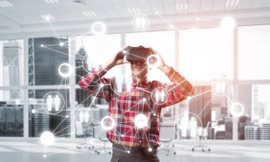 İşaretli gömlek giyen ve sanal maske takan adam bazı duygular gösteriyor.