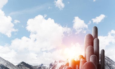 Açık havada, arka planda güzel manzaralı yüksek ve büyük taş sütunların görüntüsü. Duvar kağıdı, telif alanı olan arkaplan.