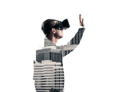 Gömlek ve el için germe sanal maskesi giyen adamı kontrol