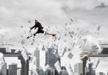 İş kadını beton köprü gazetelerde zorlukların üstesinden sembolü olarak uçan ile gap üstünden atlayarak. Cityscape arka plan üzerinde. 3D render.