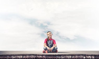 Dikkatsiz mutlu çocukluk kavramını okul çağındaki SMIL kızla